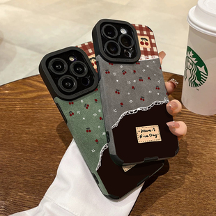 秋冬麂皮棕色红格纹樱桃适用苹果16promax手机壳女iphone15新款翻毛皮13pro情侣14promax防摔软套小红书同款