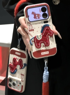 新年红色小马适用iPhone17promax苹果16毛绒挂绳手机壳华为Pura70新款可爱贴件vivox200皮纹TPU防摔小米17Pro