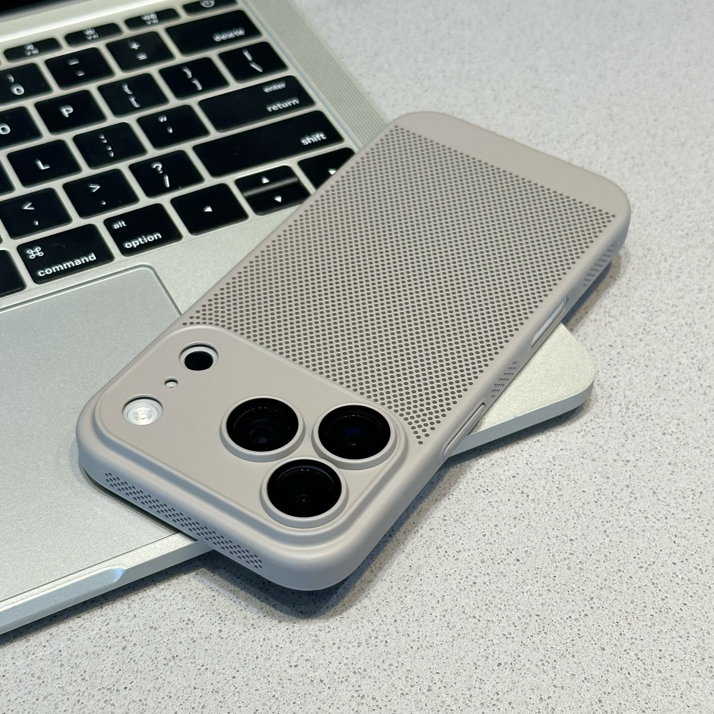 普通精孔网壳适用苹果17promax手机壳散热iphone16pro新款超薄VIVOS50透气自带镜头膜全包小米17磨砂VIVOX300