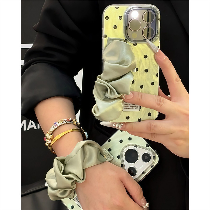 小清新波点羽纱抹茶绿丝绸腕带适用苹果16promax手机壳iPhone14华为mate70荣耀200vivo小米15OPPO猪大肠全包