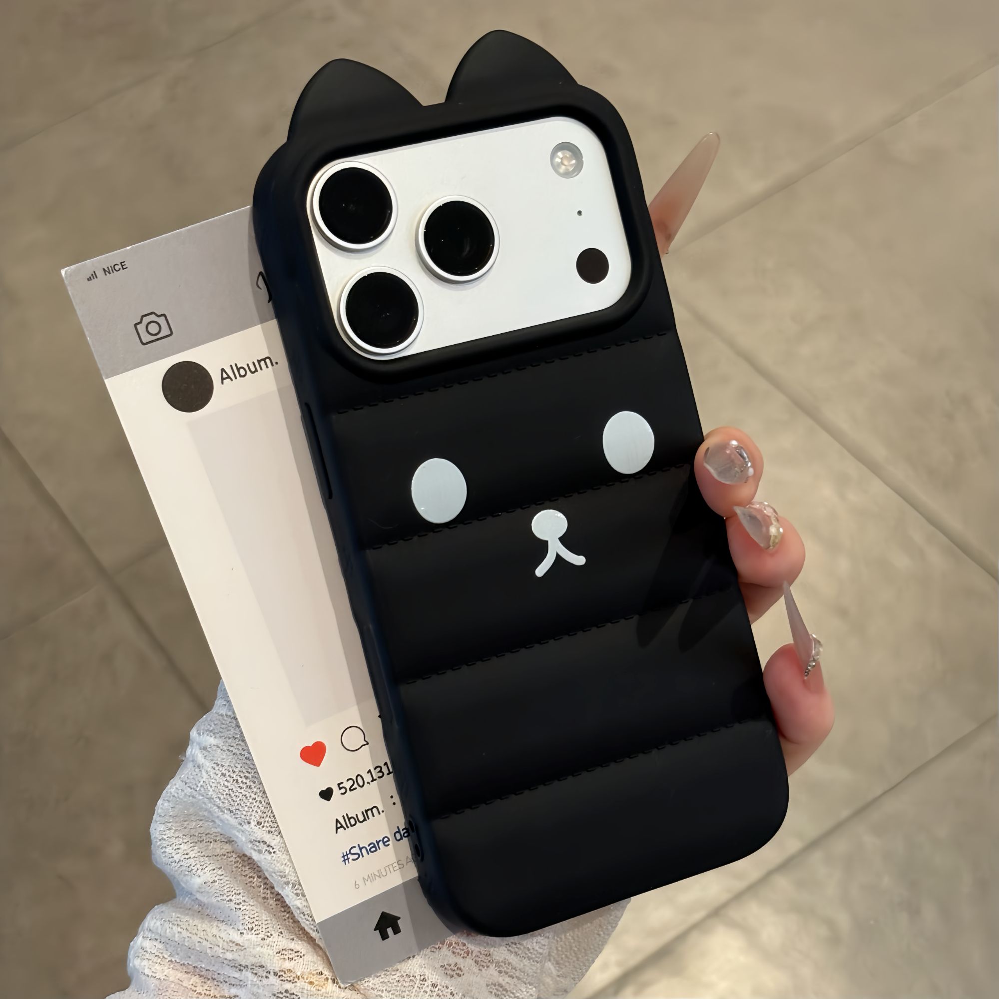 可爱小熊表情适用苹果16/17promax立体耳朵羽绒服手机壳iphone15pro网红超火13/14软壳12男女新款防摔15plus