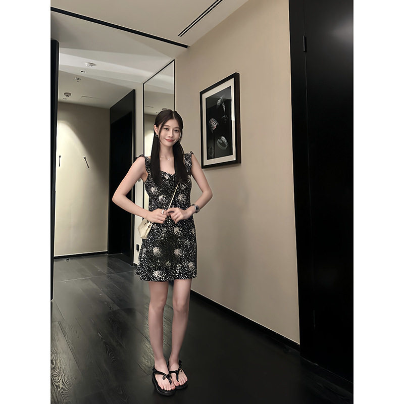 百视旺 满天星抗皱O束缚感吊带裙轻薄连衣裙2024女夏修身显瘦裙子