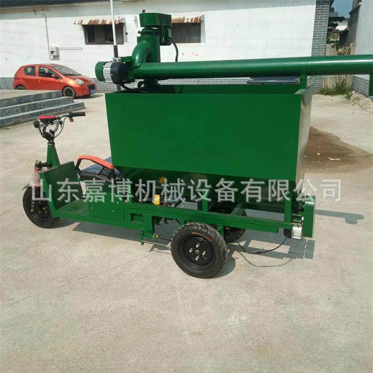 养殖场全自动喂料车上料机搭在车厢上料出料猪场电动三轮喂料车