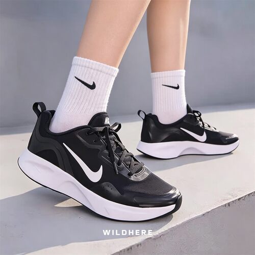 Nike男女黑白跑步鞋包裹回弹