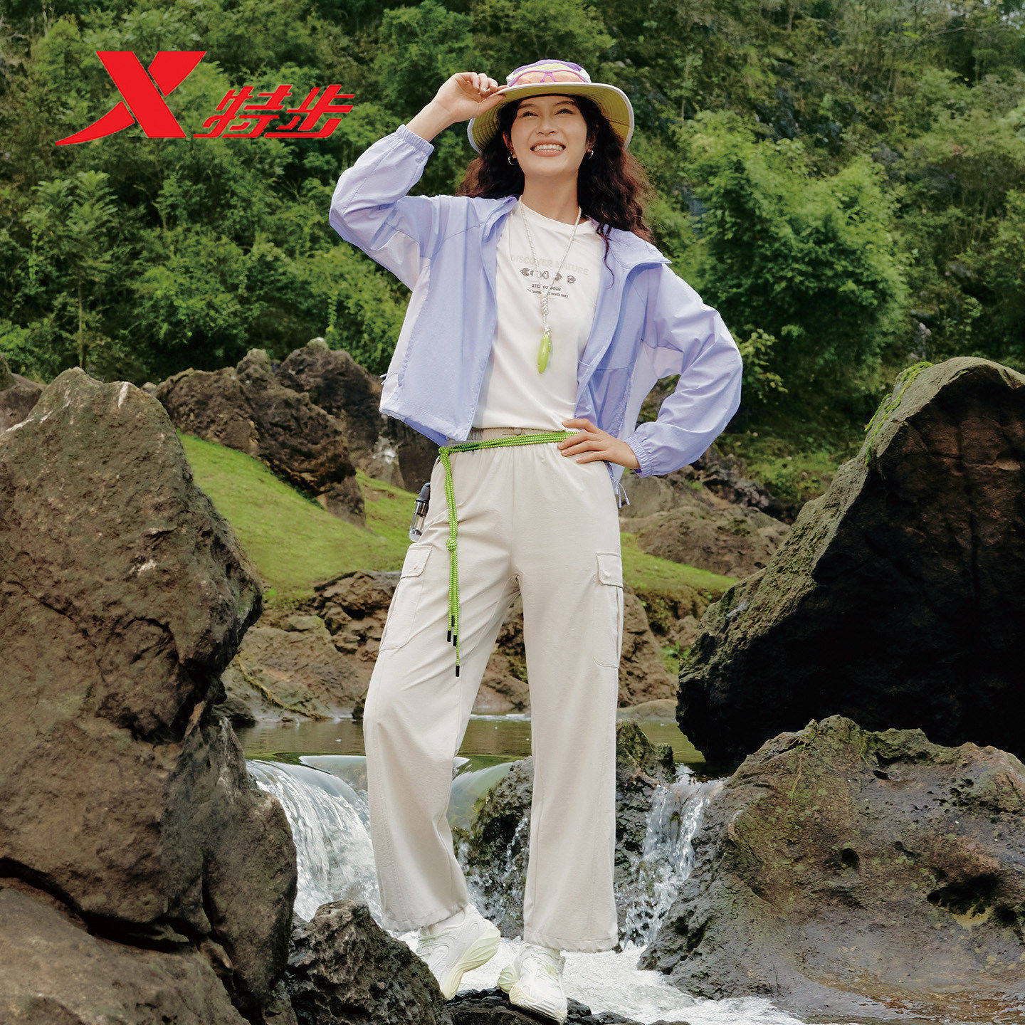 特步轻薄连帽外套女2026年夏季单风衣防紫外线防晒服974228140006