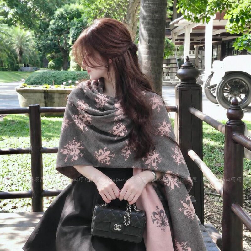 千金感粉灰色鸢尾花披肩外搭女秋冬款轻奢高级感双面围巾保暖围脖