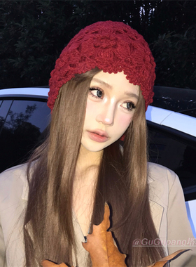 手工钩织红色花朵毛线帽子