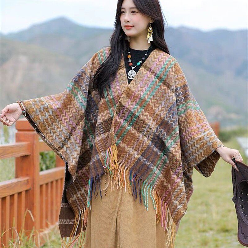 新款披肩女云南西藏旅游民族风空调流苏围巾旅游摆拍穿搭斗篷春秋