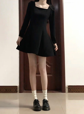 2024年新款赫本风黑色方领长袖连衣裙秋装女高级感小个子绝美裙子