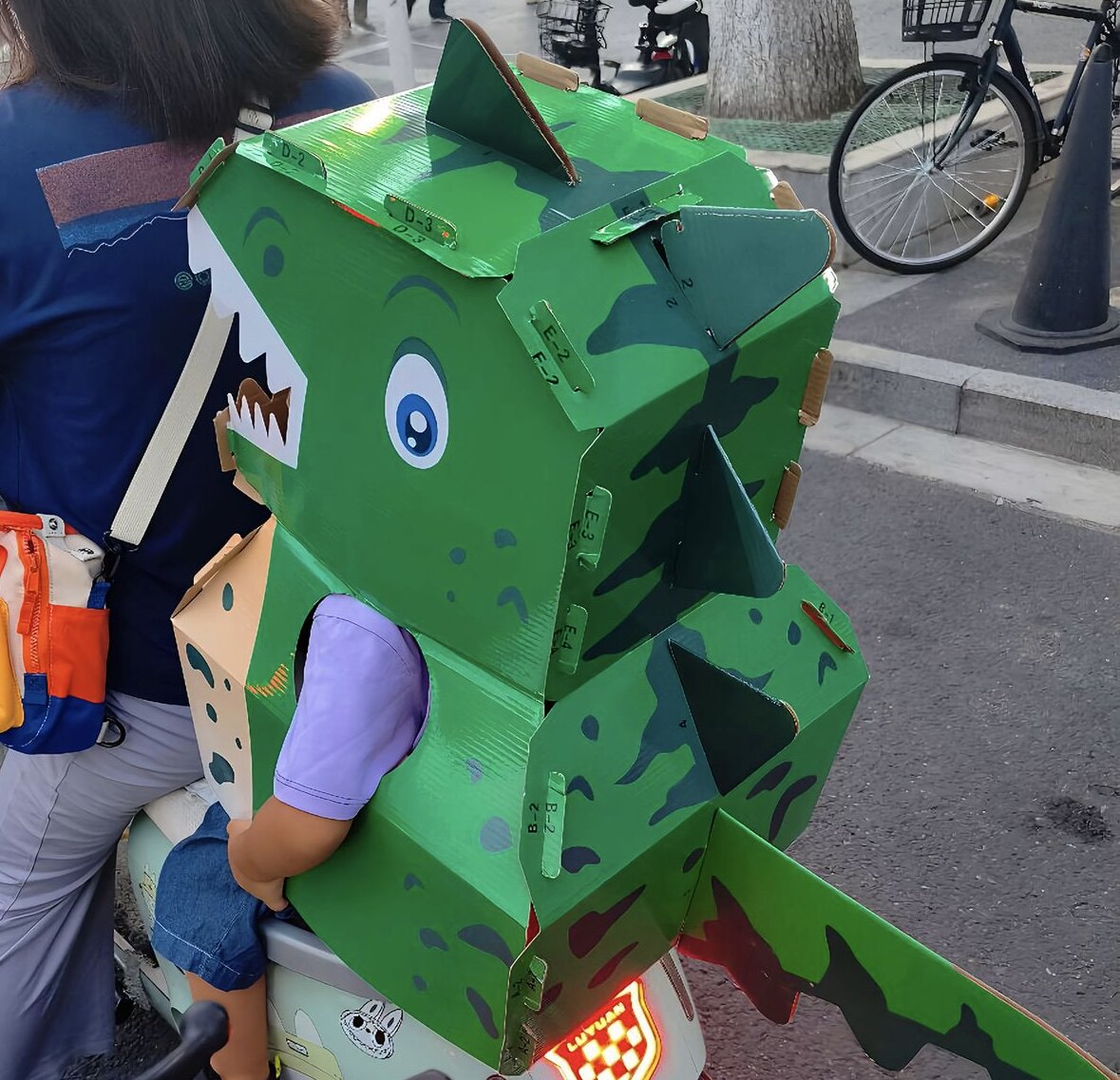 儿童diy手工纸箱恐龙模型纸壳制作玩具幼儿可穿戴纸盒霸王龙表演