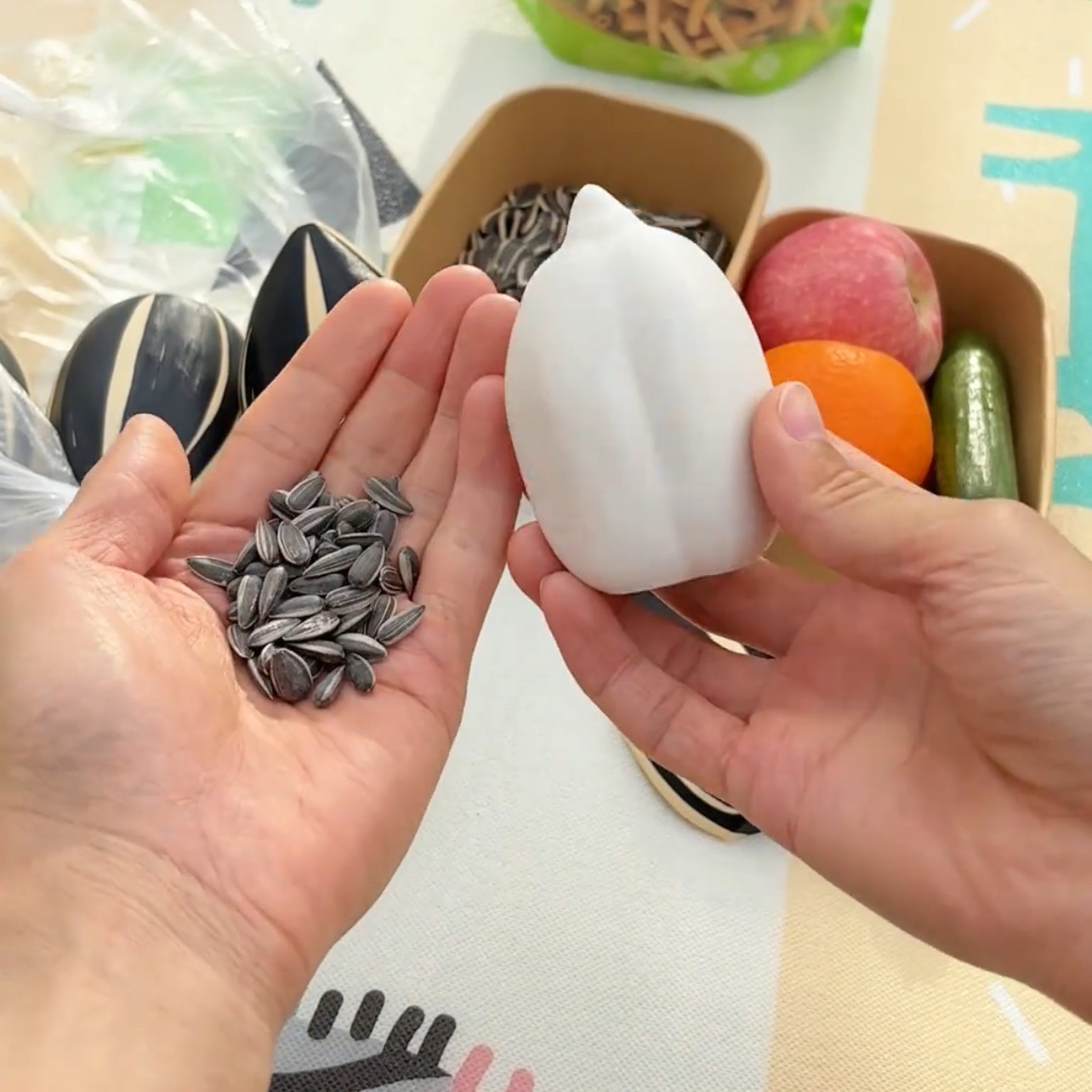 瓜子摆件工艺品装饰个性可爱超大瓜子适用苹果耳机大瓜子耳机壳