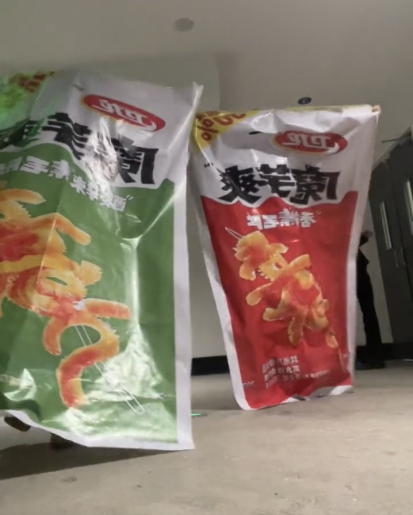 网红COS超大卫龙魔芋爽香辣麻辣广告喷绘布尺寸来图定制