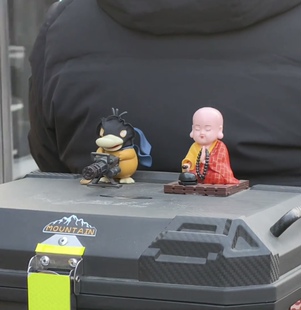 太阳能车载摆件全自动功德敲木鱼摇头小和尚摆件解压治愈系礼物