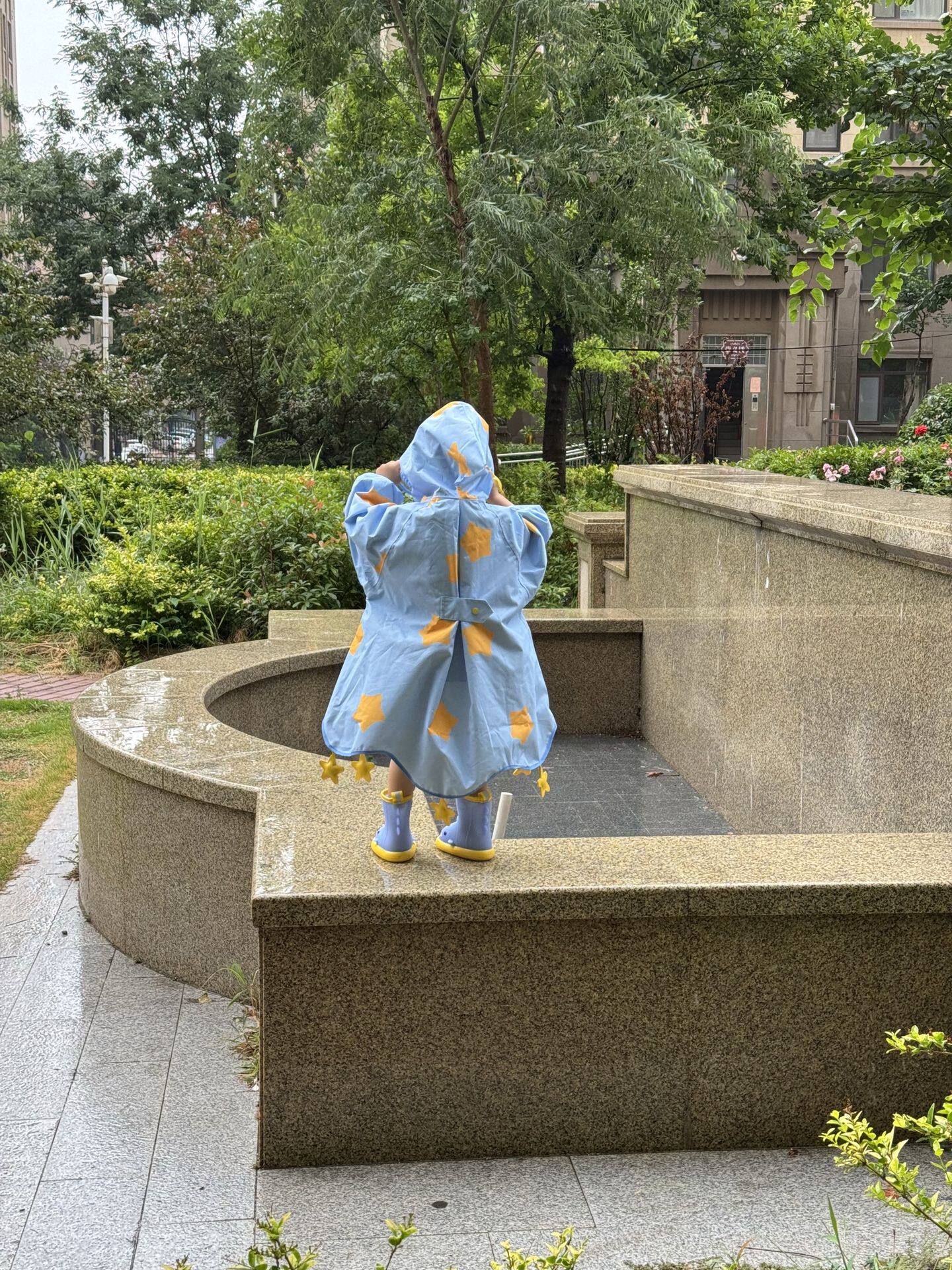 新款儿童雨衣宝宝可爱星星男女童连帽防雨服幼儿小童书包位雨披