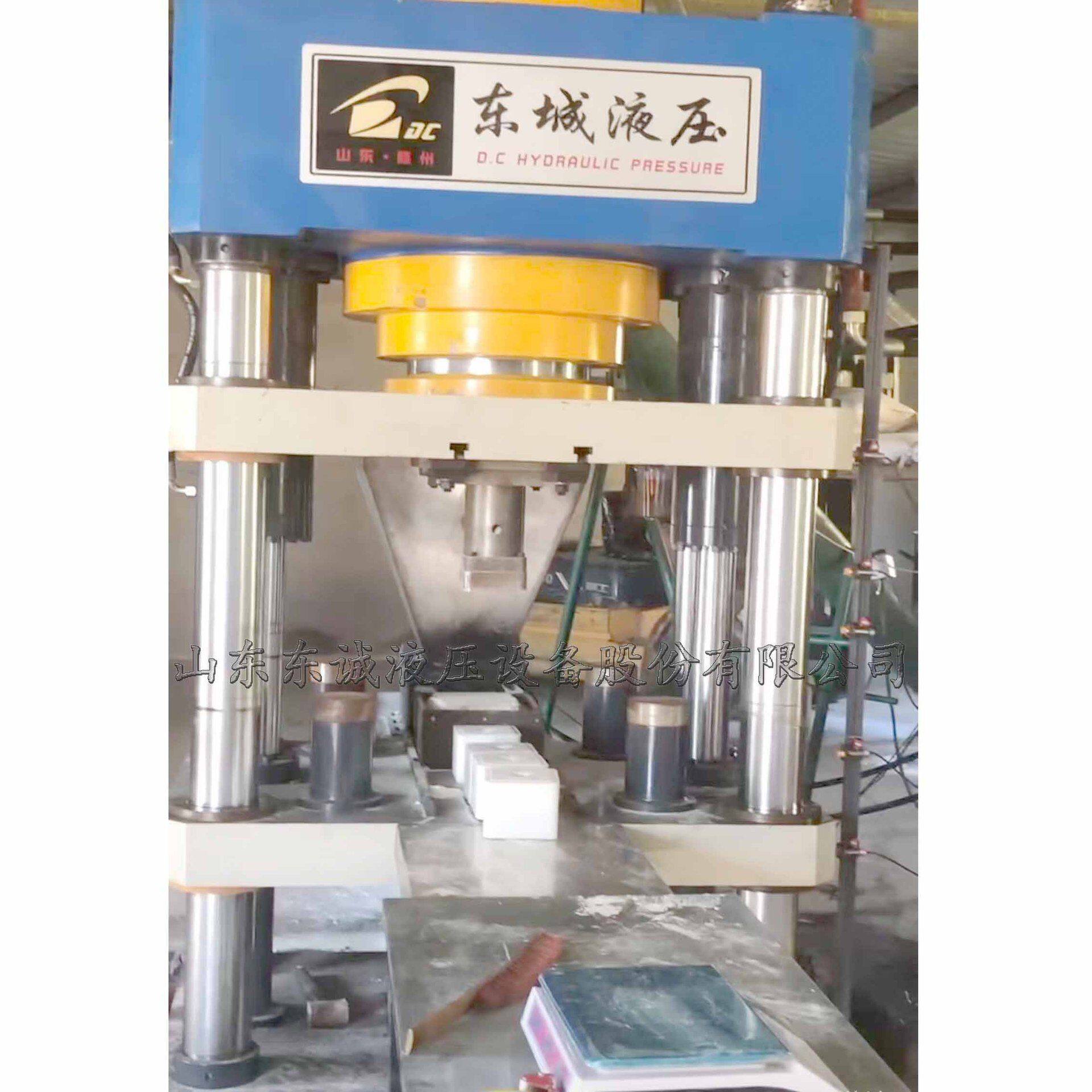 东诚直销全自动牛羊舔砖液压机 每块5公斤 一出一模 每小时约1吨
