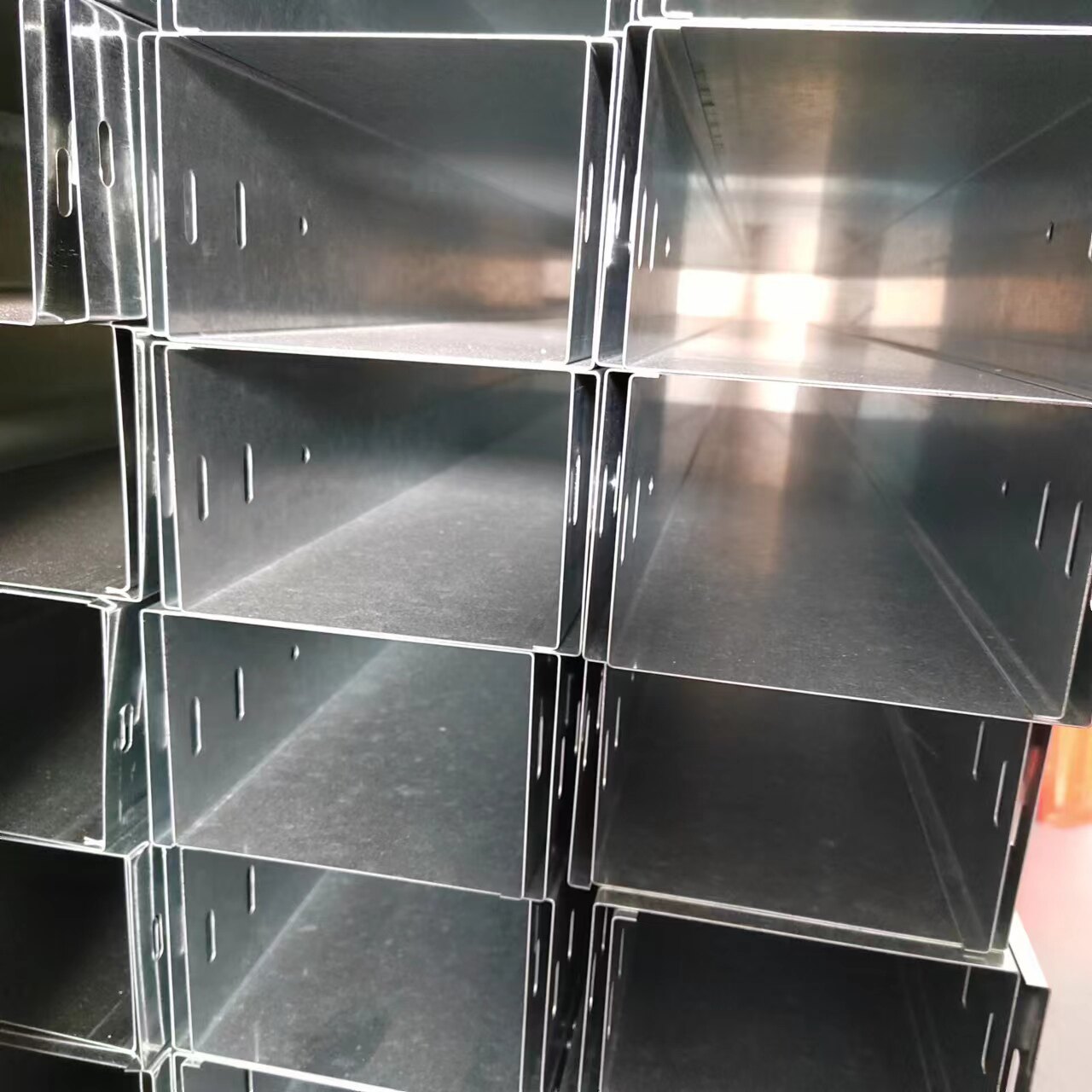 现货线槽镀锌铁电缆桥架钢制