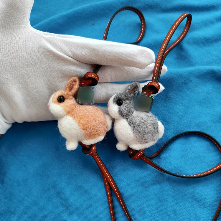 羊毛毡diy灰色兔子包挂件车挂新年礼物送男友女友手工定制