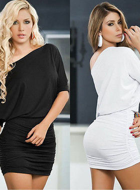 Woman in a sexy dress with sloping shoulders斜肩性感连衣裙女