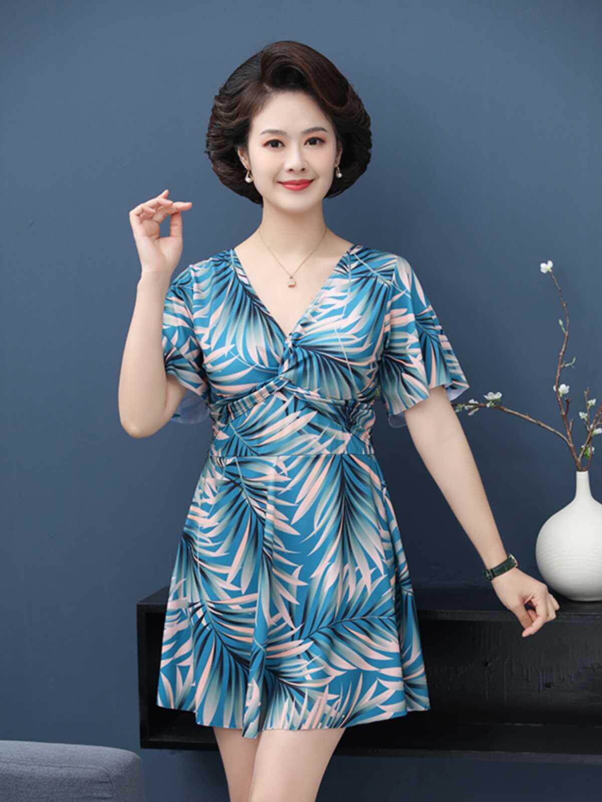 妈妈泳衣中老年女士保守泳装2023新款中年大码遮肚连衣裙式游泳衣
