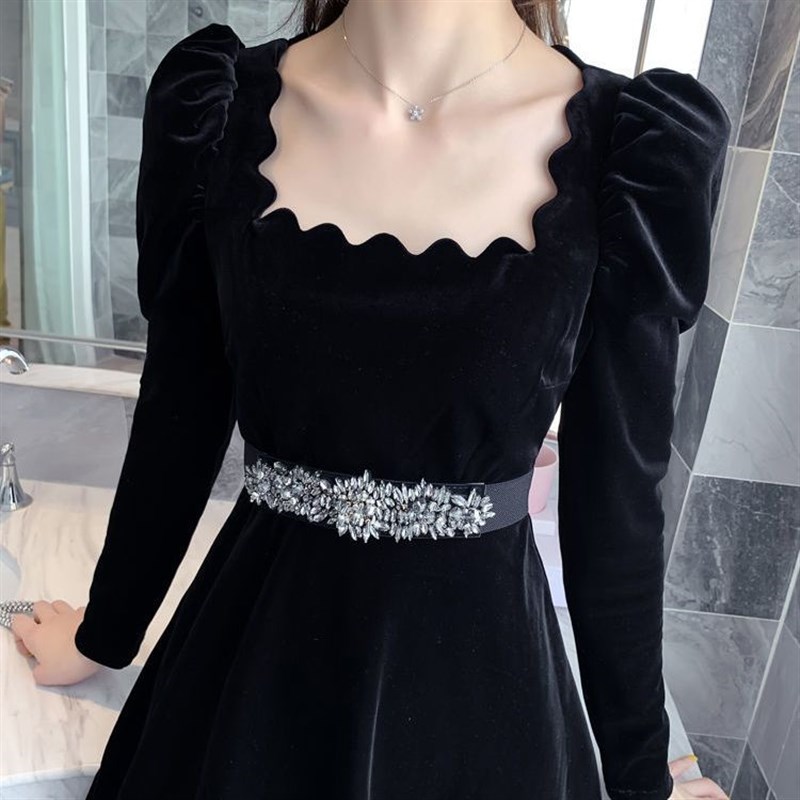 丝绒连衣裙2024新款秋装可爱显瘦D气质长袖齐膝黑色法式仙气连衣