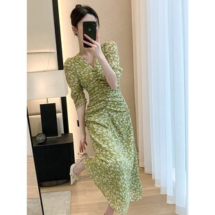 雪纺碎花连衣裙h女大码中长款V领夏法式茶歇牛油果绿色修身气质