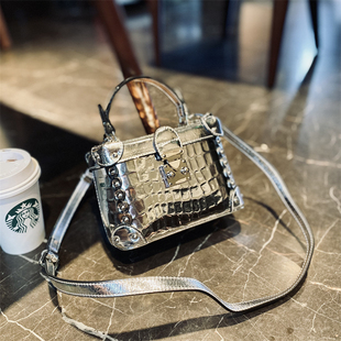 网红真皮银色女包潮2021新款时尚休闲牛皮化妆包手提斜挎水桶包女