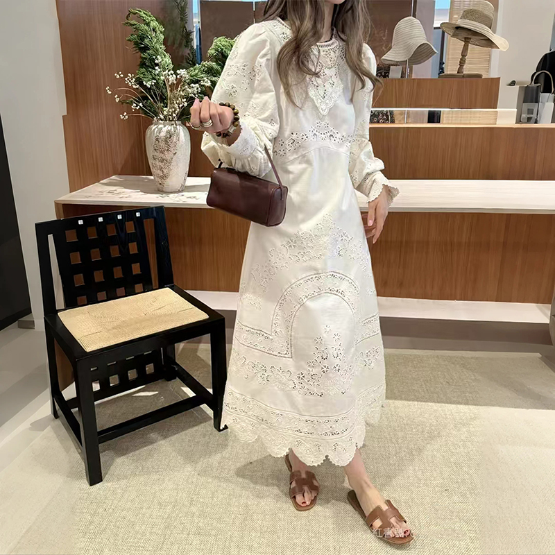 法式小众 2026早春别致镂空刺绣灯笼袖扇形边高腰圆领连衣裙