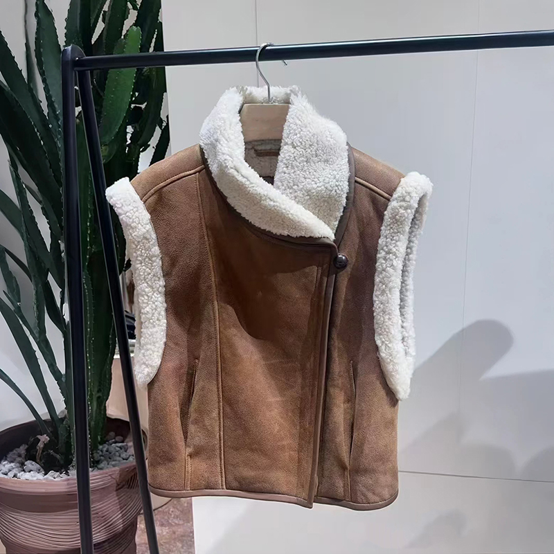 田曦薇~款 2025秋冬洋气皮毛一体保暖廓形青果领短马甲外套女