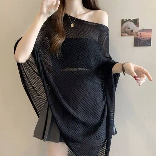 不规则条纹露肩罩衫Irregular striped off shoulder cover shirt