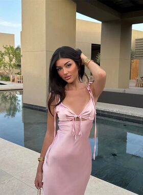 V-neck drawstring hollow suspender skirtV领系绳镂空吊带长裙