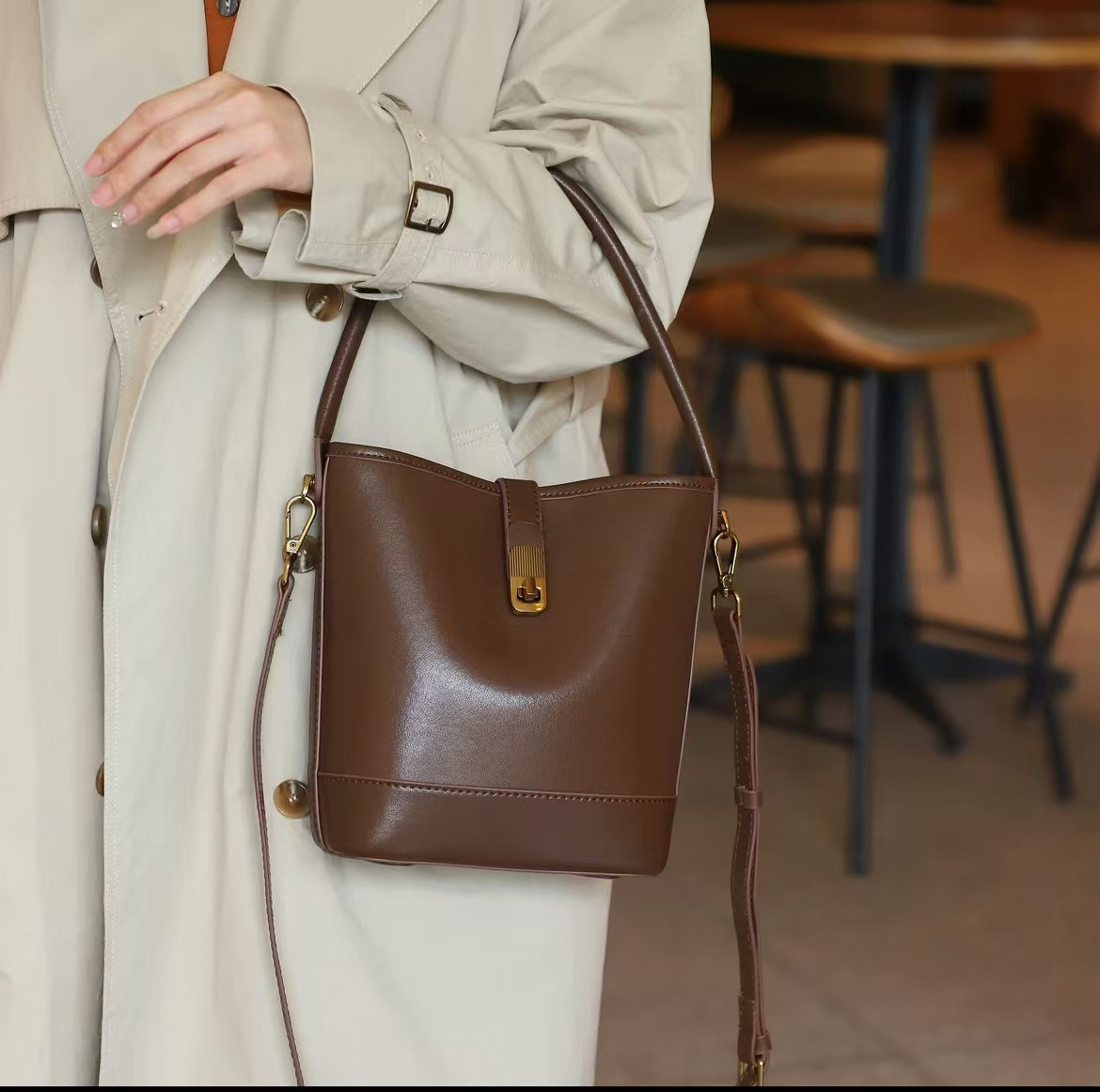 伊人皮具同款秋冬新款女士时尚单肩手提包大容量通勤斜挎水桶包,箱包皮具/热销女包/男包,水桶包,淘宝优惠券,粉丝福利购,淘宝优惠卷