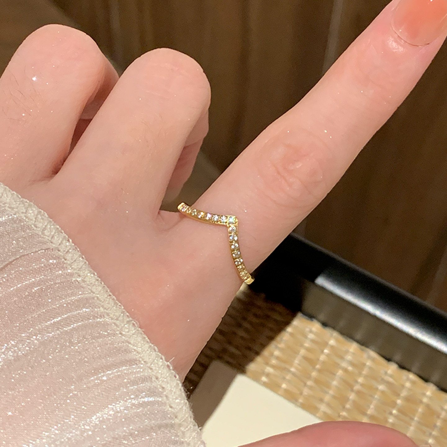 满钻V型皇冠戒指女钛钢图片