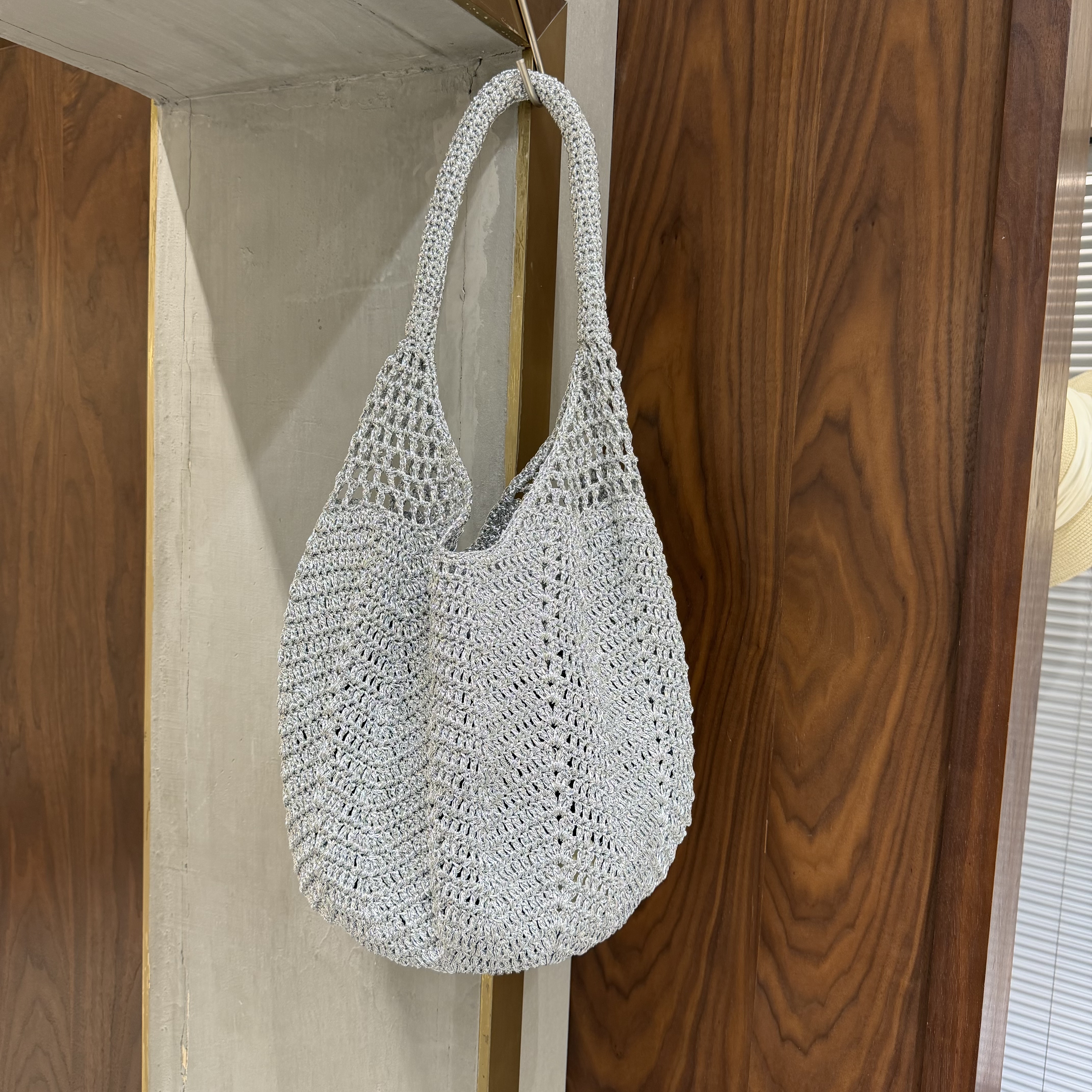 2026新款小众设计包爆款单肩包托特水桶包女包包韩国新银铂线编织