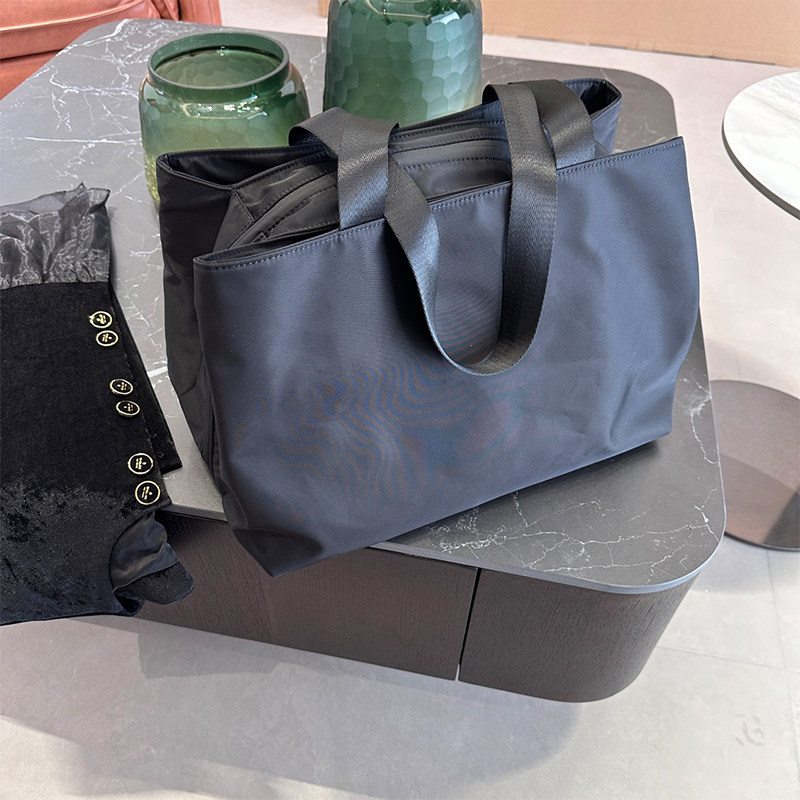 轻便尼龙布旅行单肩包大容量防水面料托特包包女休闲慵懒风腋下包