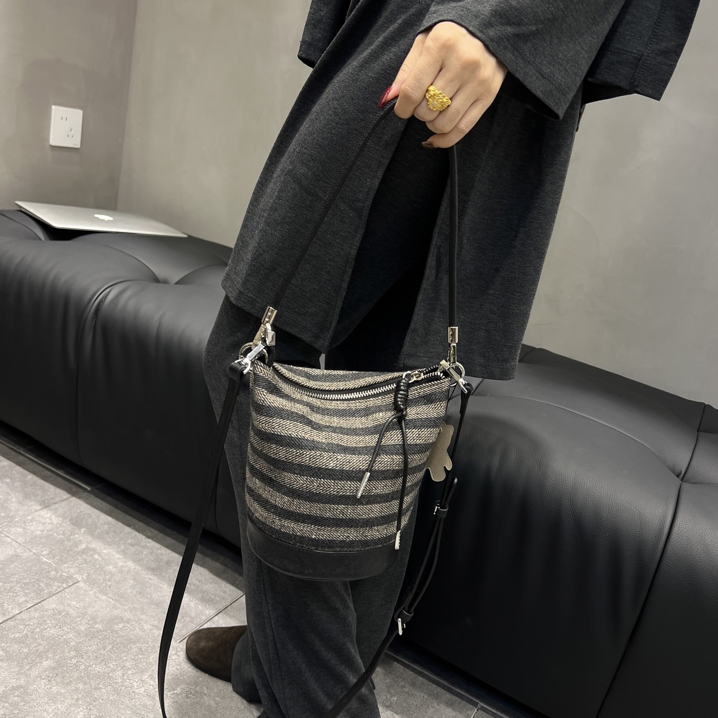 2025新款小众设计毛呢配皮手提包