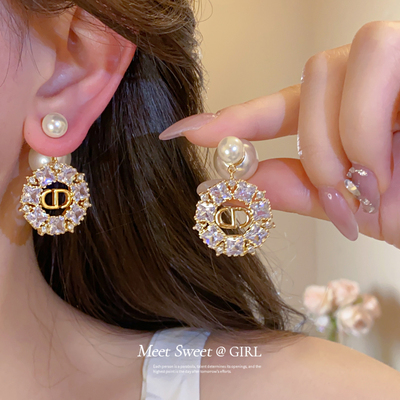 前后珍珠金色圆形满钻字母耳环小众高级感复古潮流耳饰时尚耳钉女