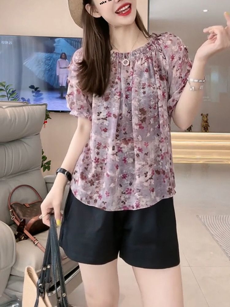 时髦碎花上衣显瘦短裤套装