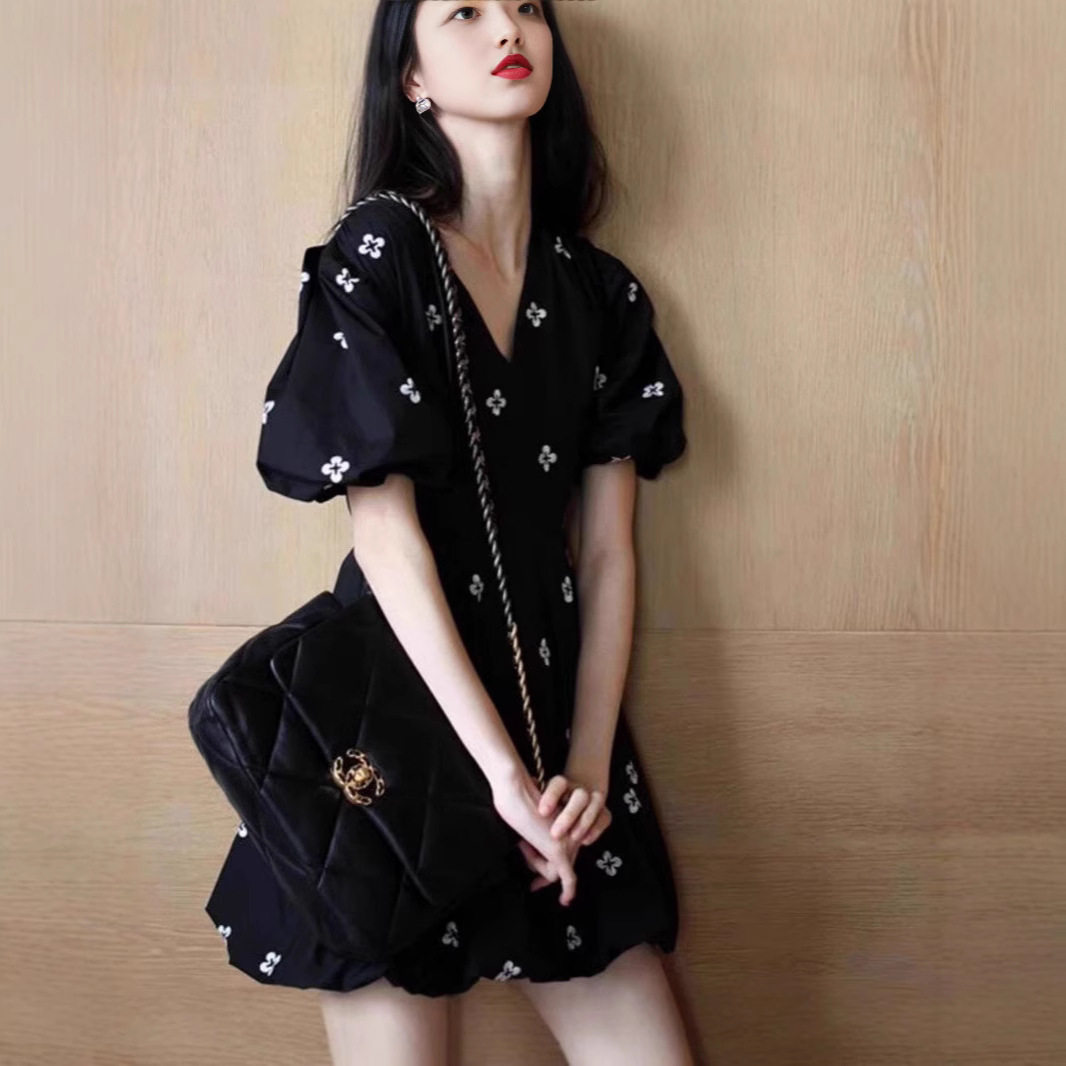 法式复古设计感花朵短袖V领连衣裙子女夏季2026年新款小个子减龄