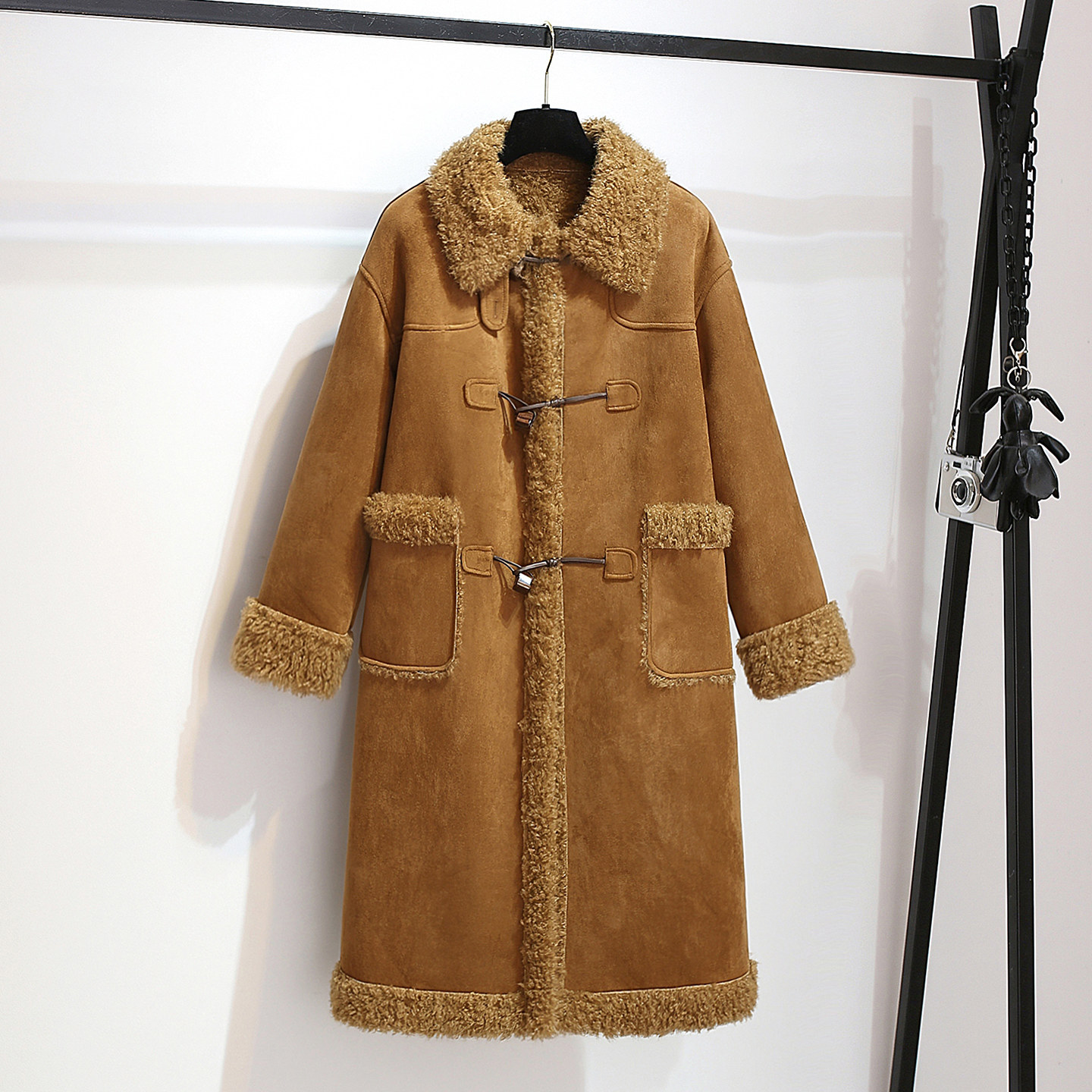 超火棕色羊羔绒皮毛一体长款牛角扣外套女加绒加厚2025冬装新夹克,女装/女士精品,短外套,淘宝优惠券,粉丝福利购,淘宝优惠卷