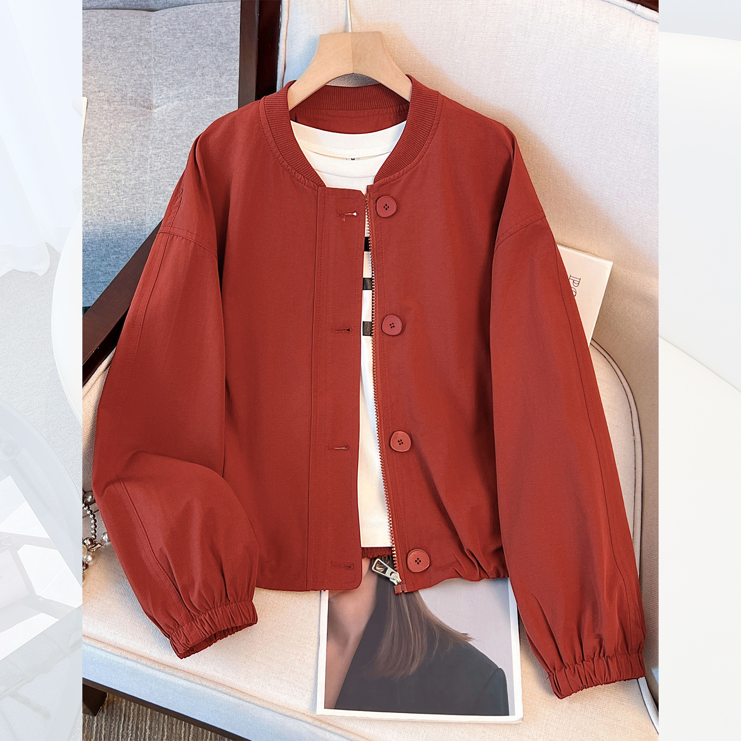 红色棒球服外套时尚洋气时髦女
