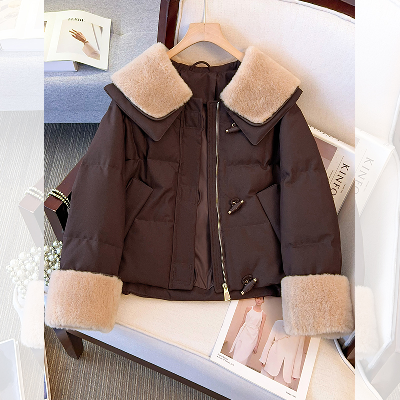 咖色羊羔毛拼接娃娃翻领羽绒服女