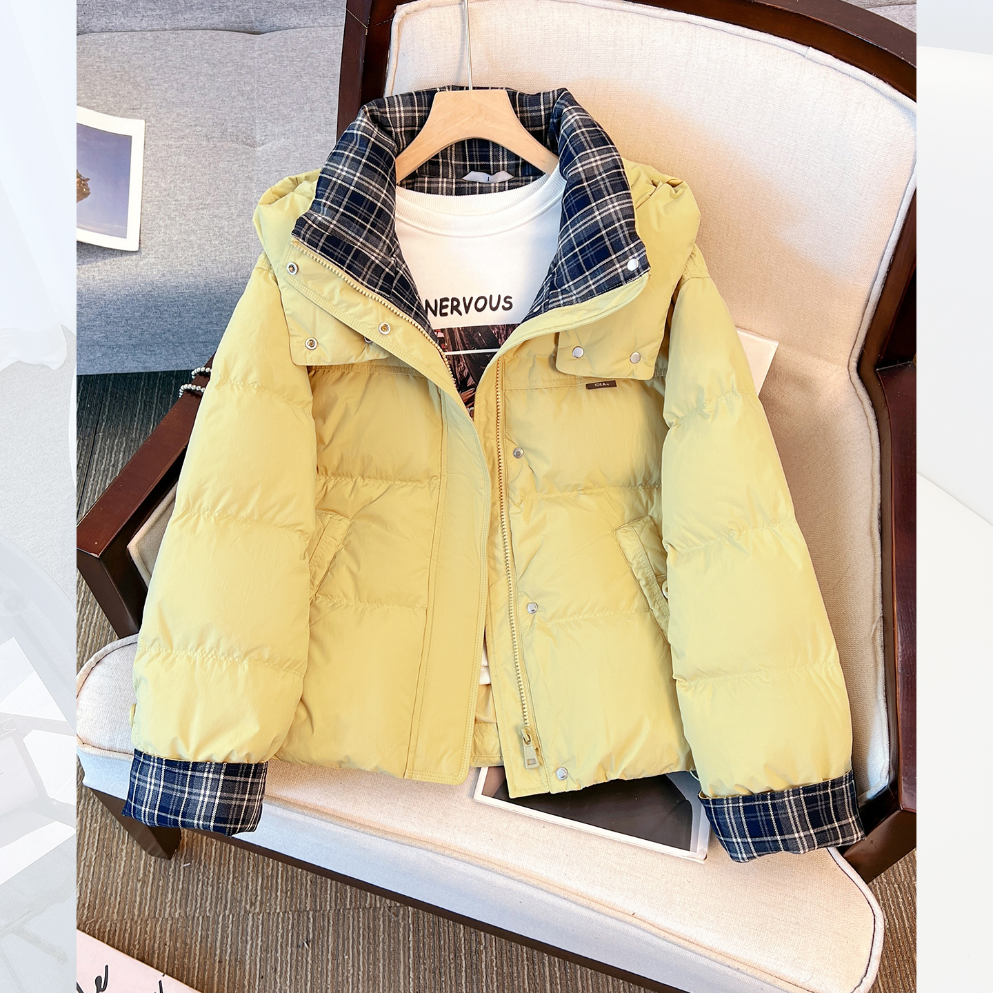 黄色格子拼接连帽羽绒服女士外套