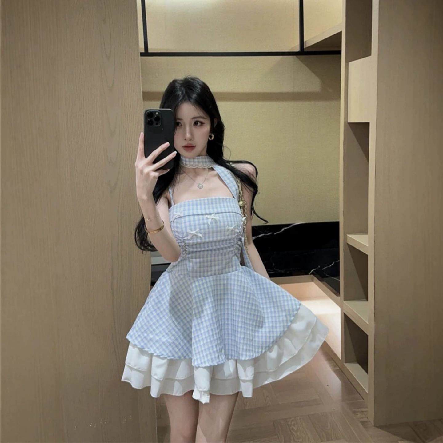 蓝色甜美风结饰吊带格纹蓬蓬女