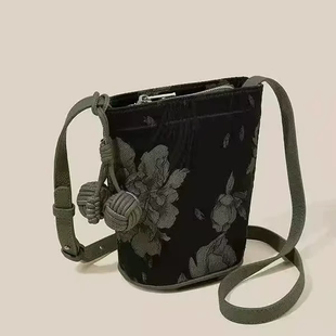 2025春夏新款复古潮流新中式休闲百搭单肩斜挎包通勤水桶包手机包