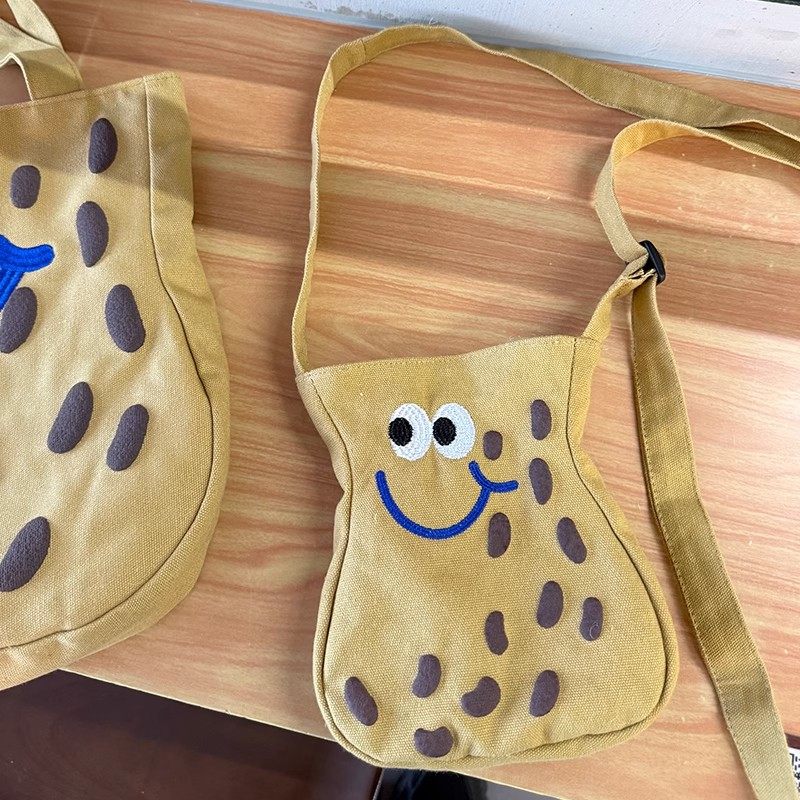 新品可爱小花生斜挎包可调节款式逛街遛弯百搭学生手机包帆布包女