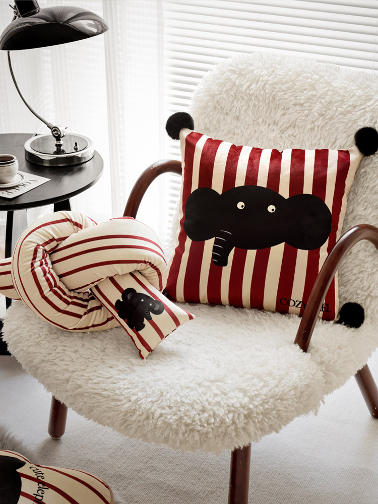 大象可爱卡通家用红色客厅沙发抱枕车内办公室靠枕午睡枕头可拆洗