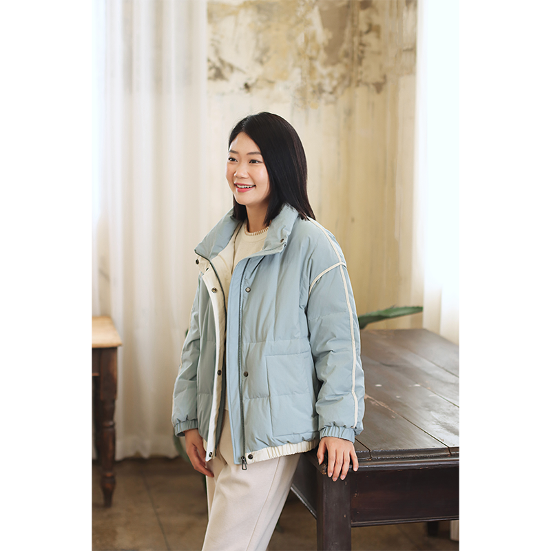 无色无味休闲短款立领拼条羽绒服