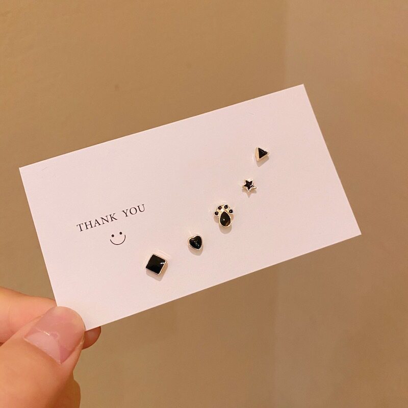小巧精致黑色几何简约耳钉
