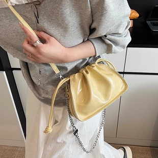 今年流行黄色包包女2025新款超火韩系水桶包大容量单肩斜挎手机包