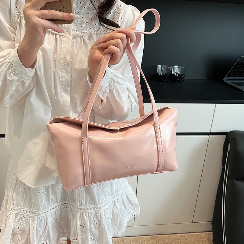 春夏单肩包粉色手提通勤枕头包